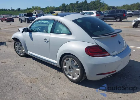 2018 Volkswagen Beetle 2.0T Se z USA, uszkodzony, nr VIN 3VWJD7AT3JM726599